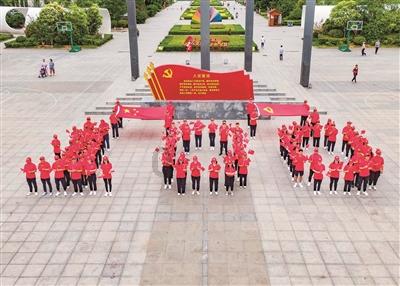 坐牛车赶海挖文蛤,遍地寻宝不亦乐乎,让游客体验别样快乐