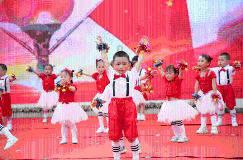 老师开私家车送孩子安全回家，感动！