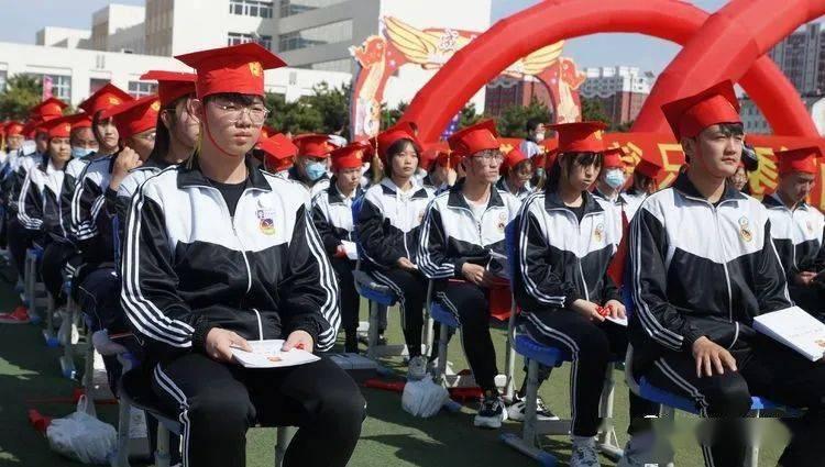 施京明：娶初恋生一子，孙女去了国外，如今67岁怎样了？