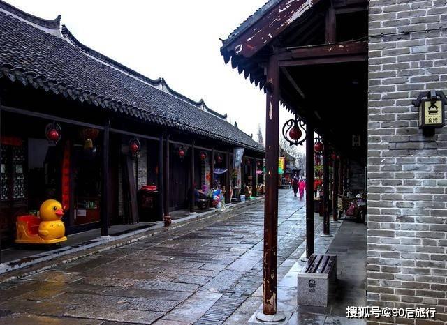 老兵隐藏身份71年，一枚勋章暴露其身份，部队开6台坦克迎接